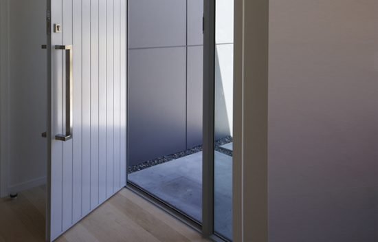 Алюминиевые двери на балкон